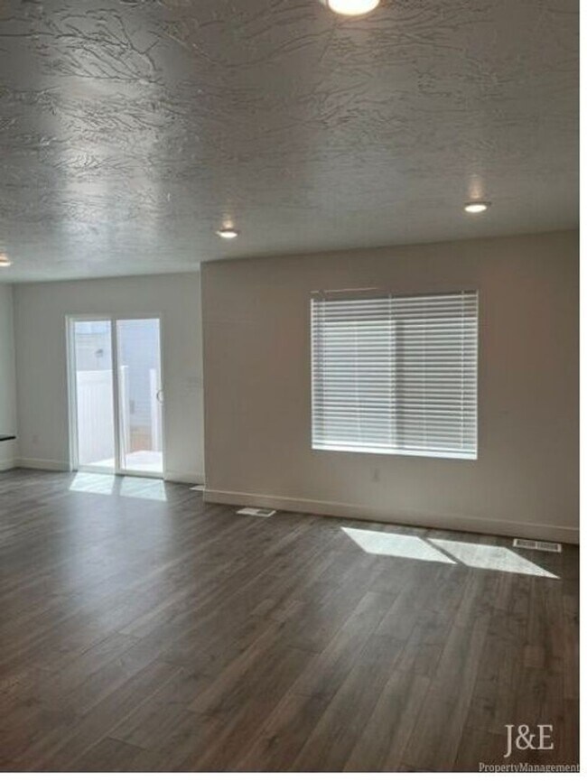 Building Photo - 2984 W Lewis Lp