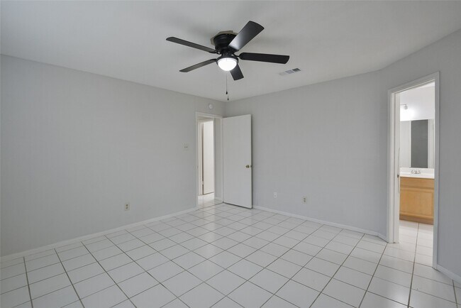Building Photo - 2311 Old Oak Ln