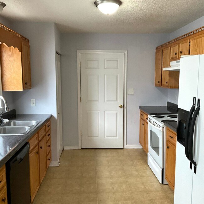 Building Photo - 3 Bedrooms, 2 Baths Home For Rent in Newton NC with 2 car garage