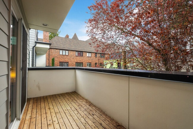 Building Photo - 620D 10th Ave E