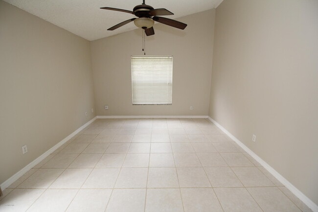 Building Photo - 737 Kempten St NW