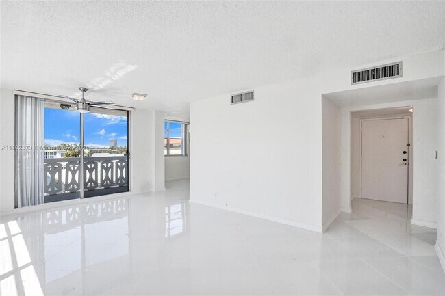 Building Photo - 3113 S Ocean Dr