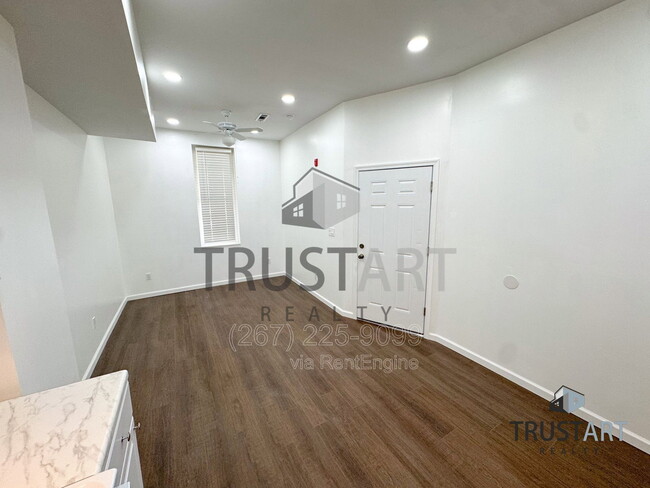 Building Photo - 910 N 41st St