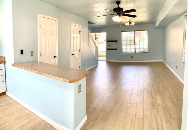 Building Photo - 2 Bedroom Lexington Townhome with Community Pool