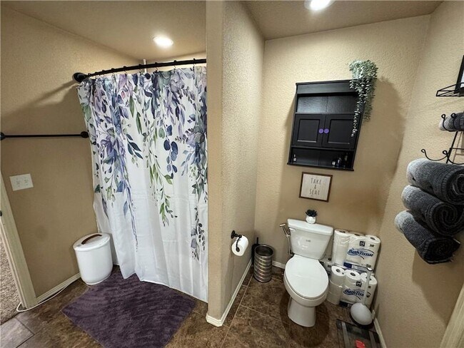 Building Photo - 1008 Kensington Dr