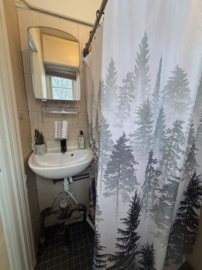 Building Photo - 1 bed, 1 bath for rent in quiet Waterloo neighborhood