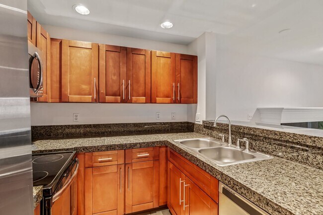 Building Photo - Uptown 2 bedroom 1 bath with garage parkin...
