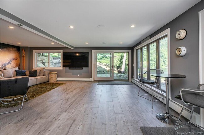 Building Photo - 8 Cedar Point Dr