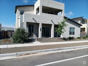 Building Photo - Stunning 4-bedroom, 3.5-bathroom home loca...