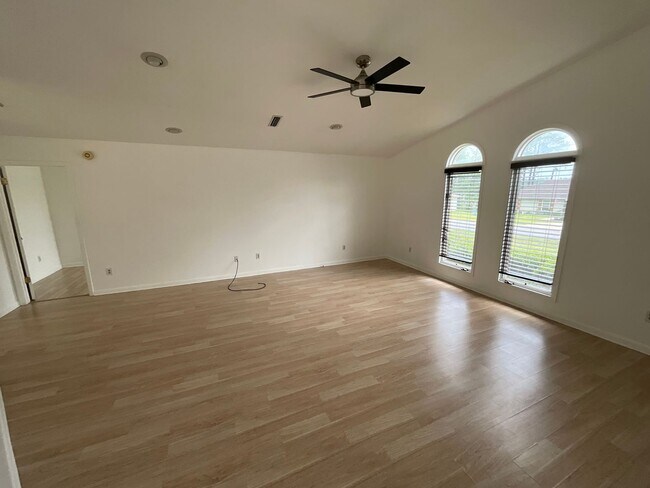 Building Photo - Fantastic 3/2 Home in Sunny Hills w/ 2-Car Garage & Lawn Maintenance