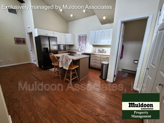 Building Photo - 654 S Bellflower Dr