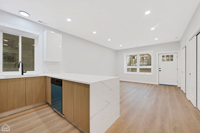 Building Photo - 2132 S Fairfield Ave