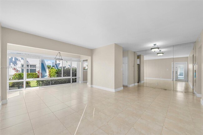 Building Photo - 425 Bayshore Dr