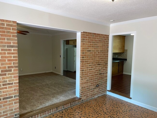 Building Photo - Beautiful Private Three Bedroom Home in So...