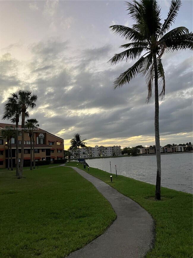 Building Photo - 15405 N Miami Lakeway