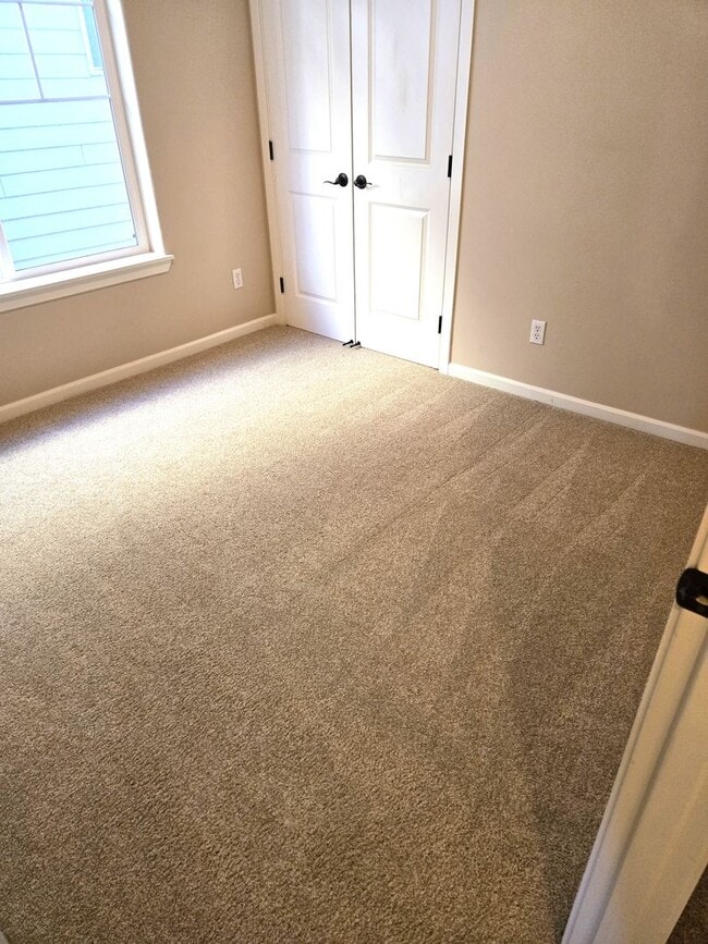 Building Photo - Tons of Space ! Walk to Park!  Newer 2017 ...