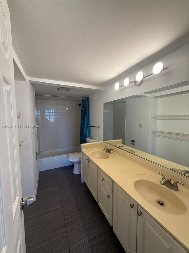 Building Photo - 4222 Inverrary Blvd