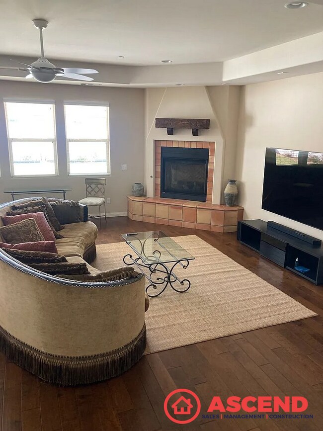 Building Photo - Beautiful 3 Bed, 2.5 Bath HOA Home with Fireplace & Modern Amenities