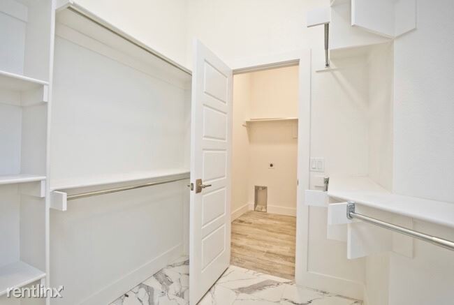 Building Photo - 4 br, 2.5 bath House - 2738 Livingston Square