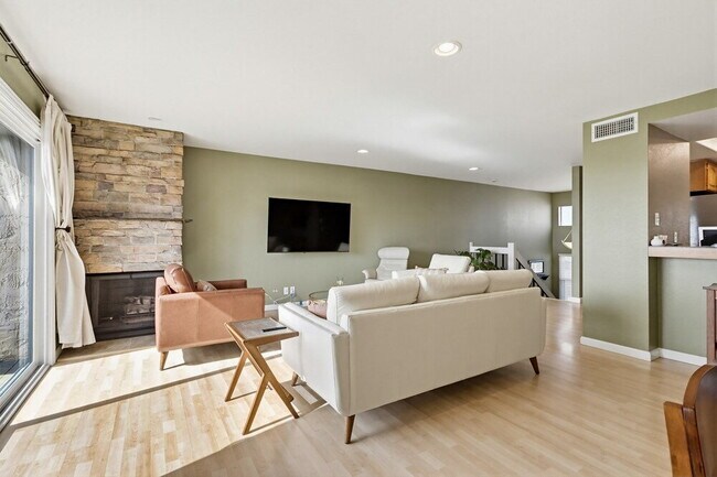 Building Photo - Welcome to this beautiful 1,042 sq. ft. condo offering modern comfort in a prime location!