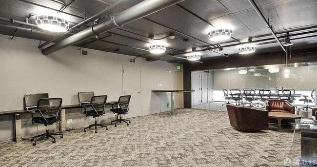 Building Photo - 555 4th St