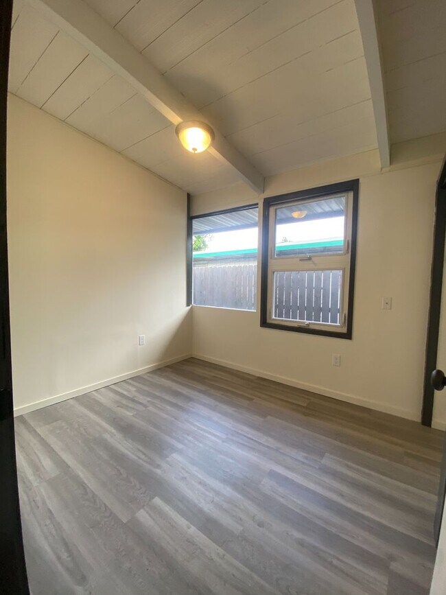 Building Photo - Beach House Rental in Waianae - Available Now