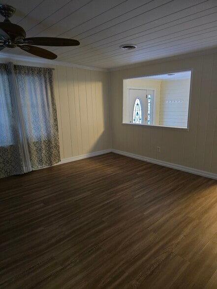 living room - 4435 Clifford Rd