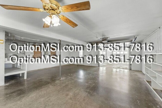 Building Photo - Country Charm Just Minutes From Lawrence!