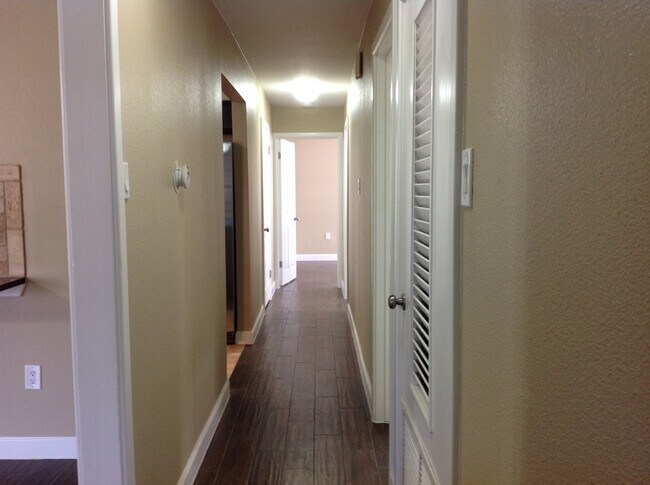 Building Photo - Gorgeous Remodel - North Austin Home!