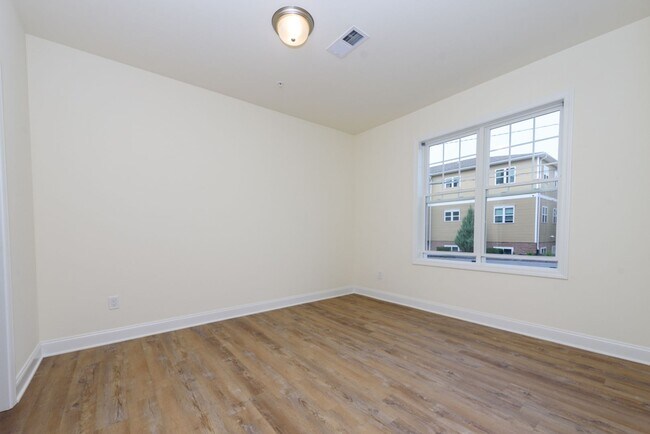 Building Photo - Luxury Living with Extra Space – 1 Bed + D...