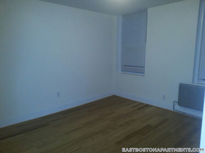 Building Photo - 210 Maverick St