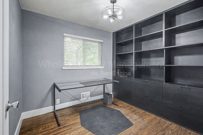Building Photo - 5565 E Bails Dr