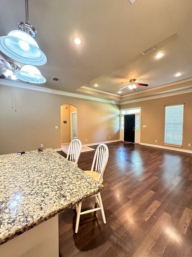 Building Photo - Heart of Benton on just under an acre of lot!