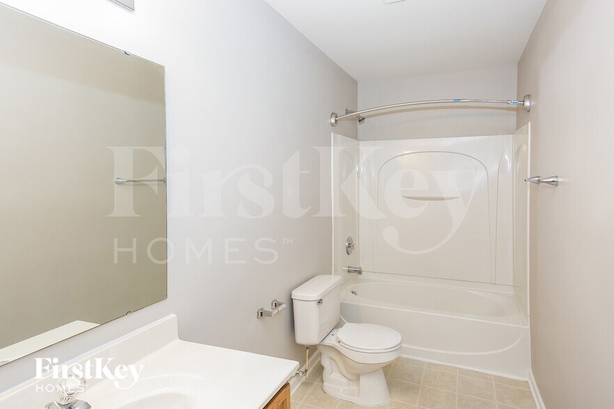 Building Photo - 8122 Chatham Oaks Dr