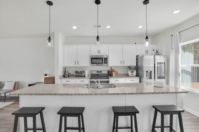 Building Photo - Bright & Welcoming 5-Bedroom Home in Richmond Hill, GA