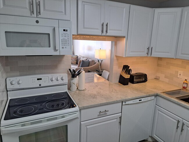 Building Photo - 1502 S Lakeside Dr