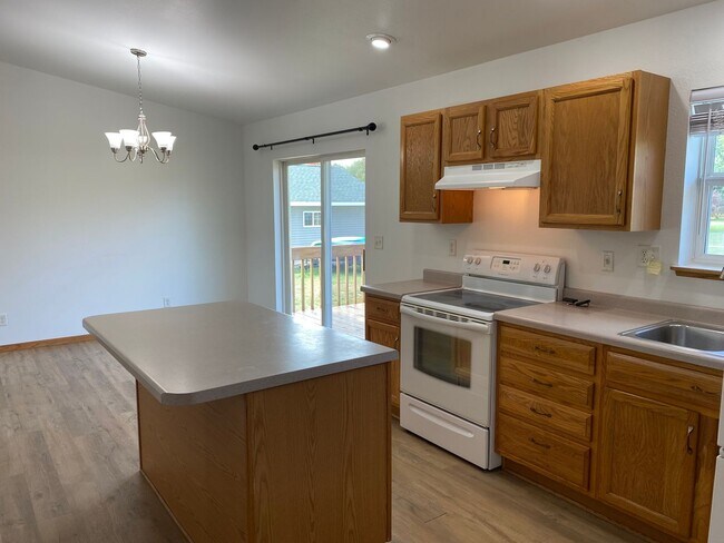 Building Photo - Beautiful 3 Bedroom Single Family Home in ...