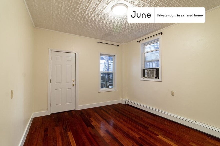 Building Photo - Private bedroom in 4 bed/2 bath Home