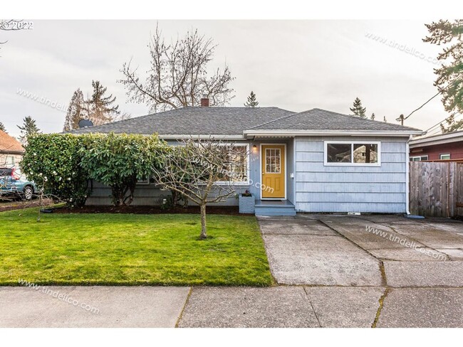 Building Photo - Charming 3 Bedroom Mid-Century Home in Bre...