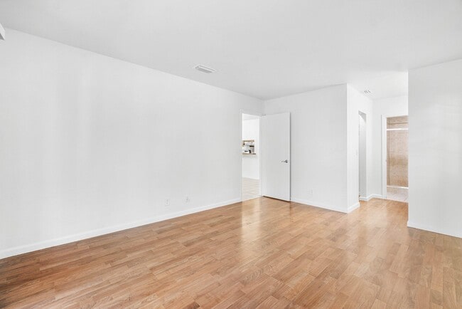 Building Photo - 9977 Three Lakes Cir