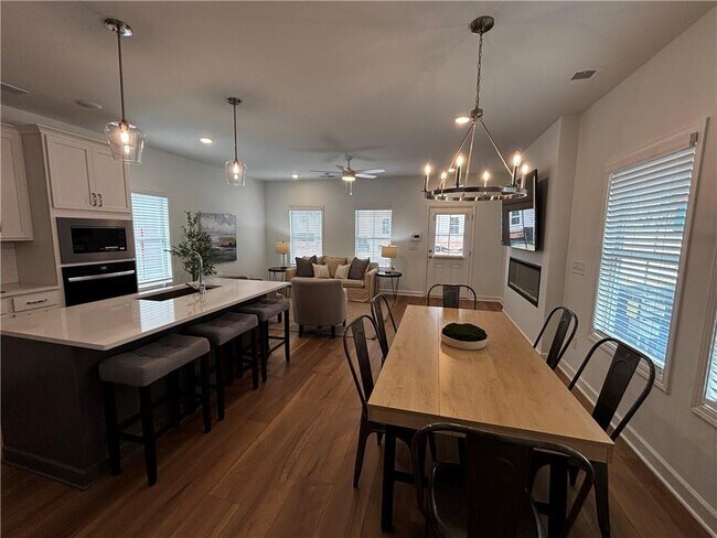 Building Photo - 303 Frasier St SE