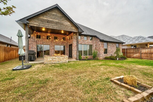 Building Photo - 4009 NE Realtree Dr