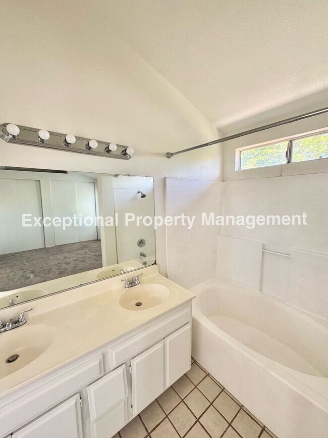 Building Photo - Ready to move in 3 bed 3 bath home!