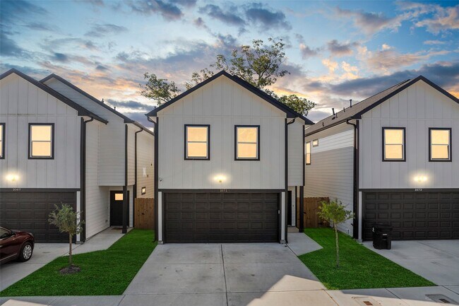 Primary Photo - 1071 St Clair St