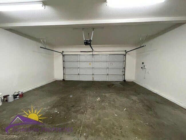 Building Photo - Spacious 5 Bed 3 Bath 2,136 Sq. Ft. Sheldo...