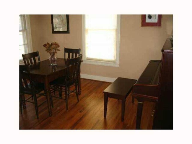 Building Photo - Spacious home just West of IH35. Great cen...