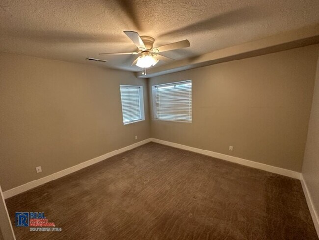 Building Photo - Legacy Townhome