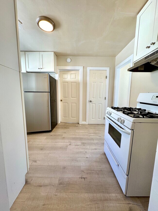 Building Photo - 4216 Woodlawn Ave