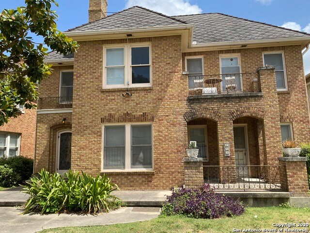 Building Photo - 247 E Lullwood Ave