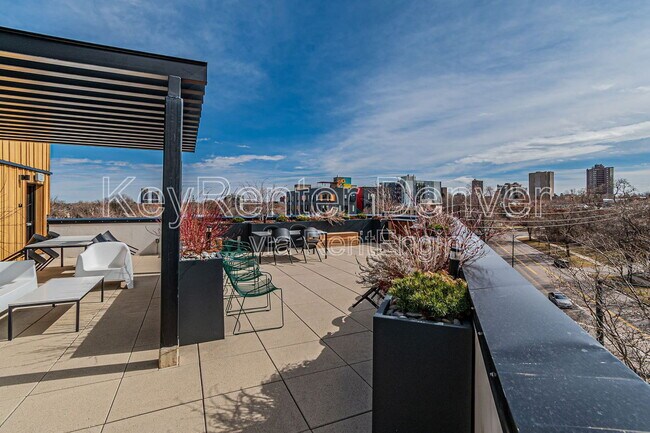 Building Photo - 1601 Park Ave